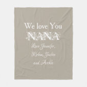 'We Love You Nana' Elegante scriptnamen Soft Grey Fleece Deken (Voorkant)