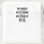 We marcheren We gaan zitten We spreken op Ronde Sticker (Tas)