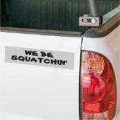 We moeten squatchen bumpersticker (Op Truck)