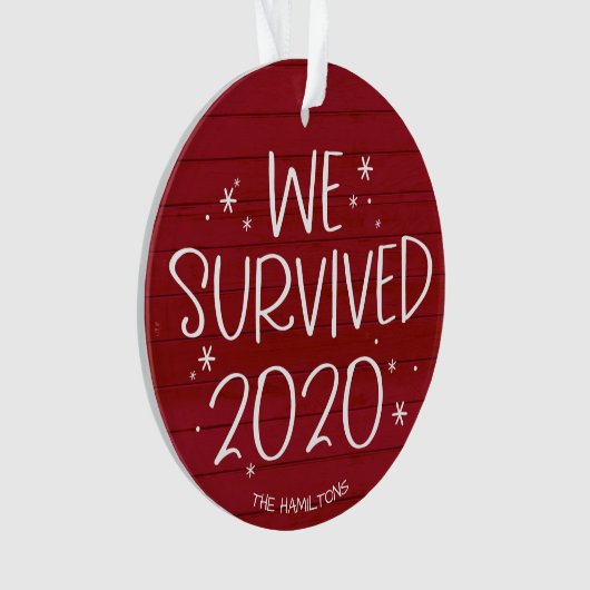 We overleefden 2020 Grappig Covid Kerst Rood Hout Ornament (voorkant)