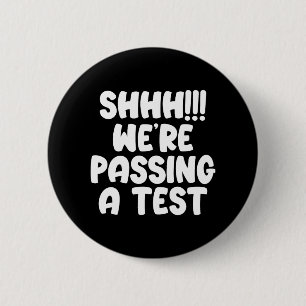 We pingen een test grappige test dag 2024 testen l ronde button 5,7 cm