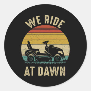 We Ride At Dawn Grasmaaier Vaderdag  Ronde Sticker