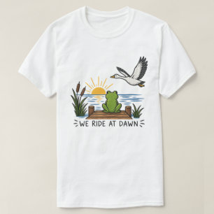 We Ride At Dawn Kikker Gans Meer Zonsondergang T-shirt