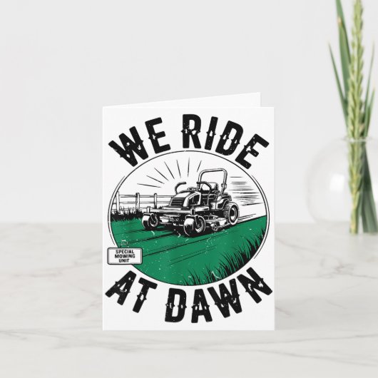 We Ride At Dawn Lawn Mower Zero-turn Funny Dad Mow Kaart (Voorkant)