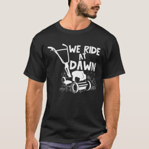 We rijden 's ochtends op de grasmaaier t-shirt
