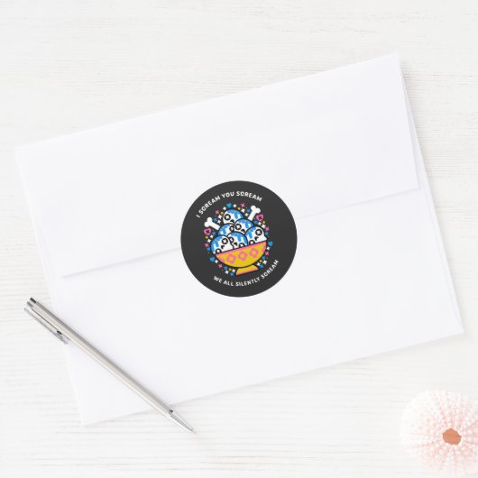 We schreeuwen allemaal zwijgend ronde sticker (Envelop)