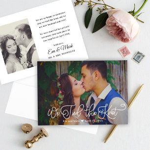 We sloten de Knot White Script Weddenfoto Aankondiging
