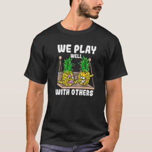 We spelen goed met anderen die ananas inslikken t-shirt