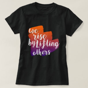 WE STIJGEN DOOR ANDEREN OP TE HEFFEN T-SHIRT