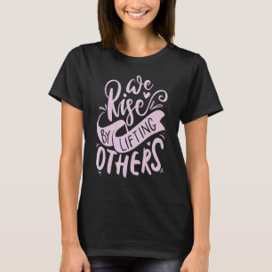 We stijgen door anderen op te tillen Positieve mot T-shirt