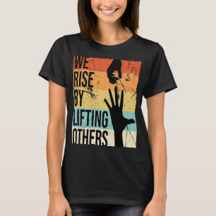 We stijgen door het opheffen van anderen Motivatie T-shirt