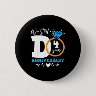 We Still Do 4 Jaar Grappig Stel 4de Huwelijksverja Ronde Button 5,7 Cm