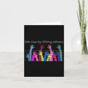 We verhogen door anderen op te heffen die de liefd kaart