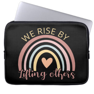 We verhogen door anderen op te heffen II Laptop Sleeve