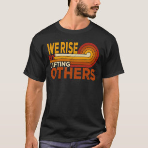 We verhogen door anderen op te heffen t-shirt