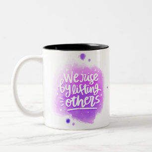 We verhogen door anderen op te heffen tweekleurige koffiemok