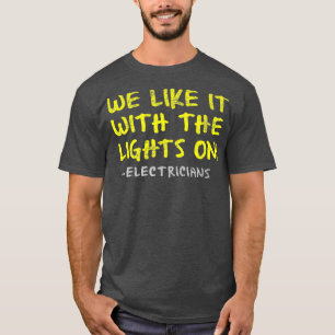 We vinden het leuk met het licht op Funny Fathers T-shirt