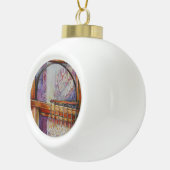 We vliegen allemaal rond hetzelfde licht. keramische bal ornament (Rechts)