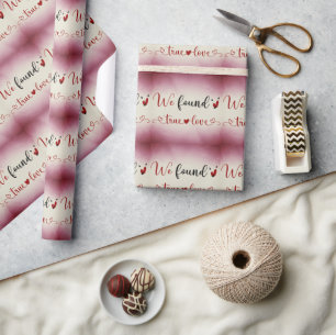 We vonden True Love Dark Red Wrapping Paper Cadeaupapier
