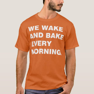 We worden elke ochtend wakker en baken. t-shirt