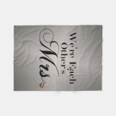 We zijn elkaars Mrs Lesbian Pride Typografie Fleece Deken (Voorkant (Horizontaal))