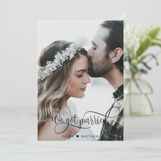 We zijn getrouwd, Elegant Black Script Photo Weddi Aankondiging (Staand voorkant)