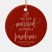 We zijn getrouwd tijdens een pandemische kerst met keramisch ornament (Voorkant)