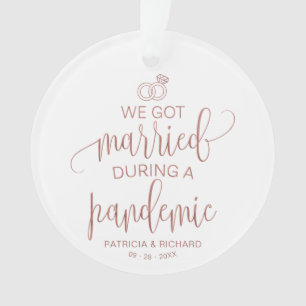 We zijn getrouwd tijdens een pandemische kerst met ornament
