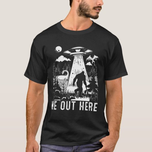 We zijn hier in Funny Bigfoot Mothman Cryptid UFO  T-shirt (Voorkant)