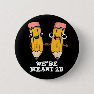 We zijn Meant 2B Funny Pencil Pun Dark BG Ronde Button 5,7 Cm
