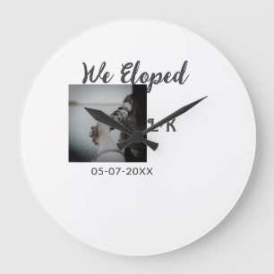 We zijn net getrouwd en voegen foto naam letterdat grote klok
