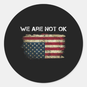 We zijn niet ok Amerikaanse vlag ondersteboven voo Ronde Sticker