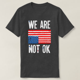 We zijn niet ok ondersteboven de Amerikaanse vlag  T-shirt