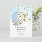 We zijn Over the Moon Blue Baby shower Invitation Kaart (Staand voorkant)