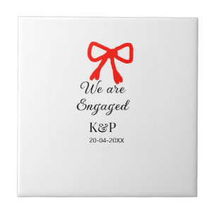 We zijn verloofd en voegen naamletter rode boog mo tegeltje