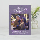We zijn verloofd Foto Paarse en Witte Verlovingsfe Aankondiging (Staand voorkant)