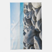 Weathered rock strand met zee en lucht theedoek (Verticaal)