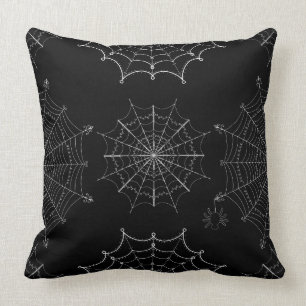 Webs met zwarte en witte halloween spin kussen
