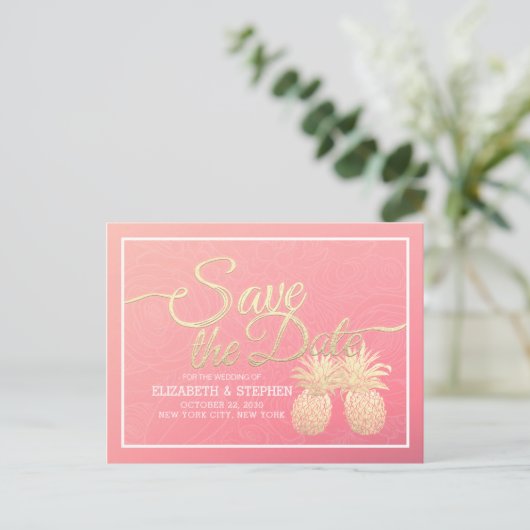 Weddenschap Save the Date Modern Gold Pineapple Co Aankondigingskaart (Staand voorkant)