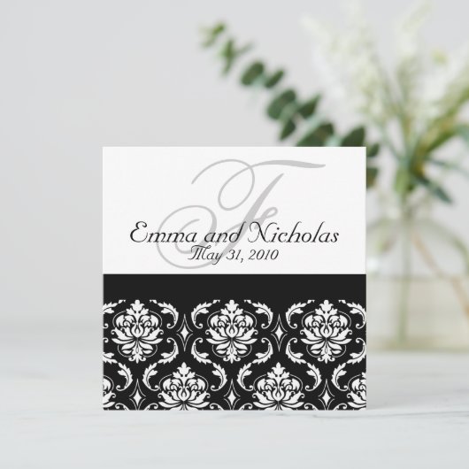 Weddenschap Uitnodiging Monogram Damask Black & Wh (Staand voorkant)