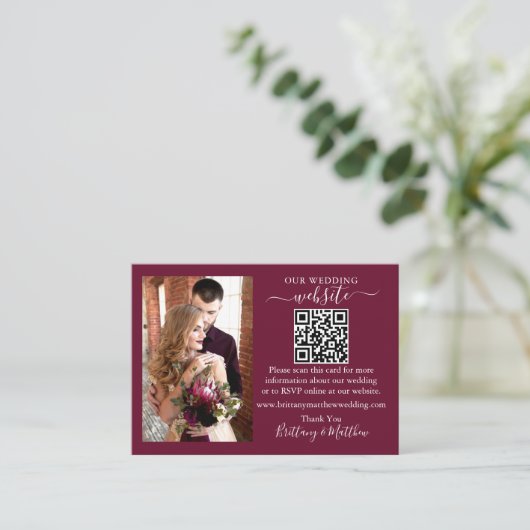 Weddenschap Website Minimalistisch QR Foto Burgund Informatiekaartje (Staand voorkant)