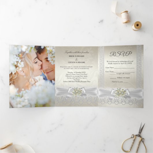 Weddenschap White Swans Cream Pearl Lace Damask 3 Drieluik Uitnodiging (Binnen)