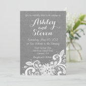 Wedding Invitation in Gray Burlap and Lace (Debout devant)