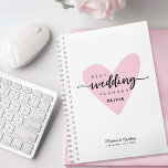 Wedding planner moderne<br><div class="desc">Faites plaisir au coordinateur du chaos avec notre Wedding planner moderne. Ce design moderne et minimaliste est personnalisé à la perfection, ce qui en fait un cadeau idéal pour la bonne d'honneur ou tout wedding planner. Avec son accent de coeur rose chic, c'est le gardien parfait pour honorer leur dévouement...</div>