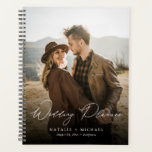 Wedding planner photo moderne élégant personnalisé<br><div class="desc">Planifiez votre grande journée avec ce wedding planner photo moderne et élégant ! Doté d'une police serif simple et propre avec un accent manuscrit, ce planificateur est parfait pour garder programmer tous les détails de planification de votre mariage. Personnalisez-le avec votre propre photo et customisez le texte pour le rendre...</div>