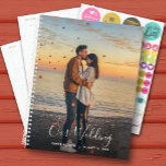 Wedding planner photo personnalisé<br><div class="desc">Wedding planner avec votre photo préférée sur le devant - personnalisée avec vos détails en lettres chic. Le planificateur comprend des mises en page mensuelles et hebdomadaires,  12 mois,  60 pages avec couverture souple laminée à l'avant et à l'arrière.</div>