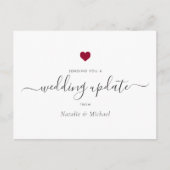 Weduwupdate uitgesteld Elegant Script Red Heart Briefkaart (Voorkant)