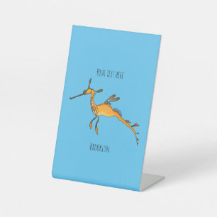 Weedy seadragon cartoon illustratie reclamebord met voetstuk