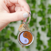 Weegschaal en houten haan sleutelhanger (Hand)