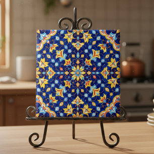 Weelderig bloemmotief in levendig blauw en goud, M Tegeltje